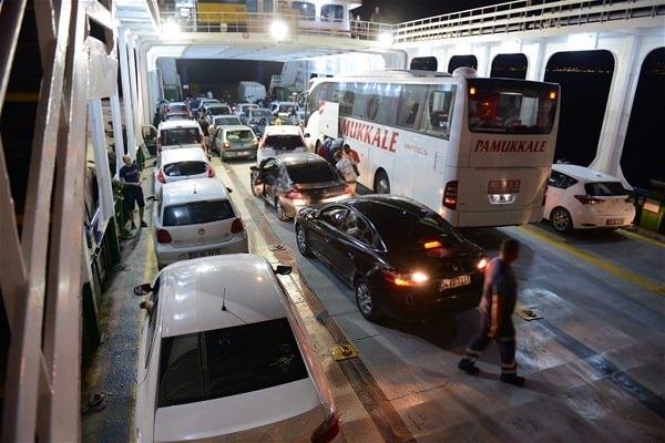 <p>Çanakkale iskelelerinde yoğunluğa neden oldu. Marmara ve Ege Bölgesi'ndeki kentlere ulaşmak için Çanakkale, Eceabat, Gelibolu ve Lapseki'deki iskelelere gelenler... </p>
<p> </p>