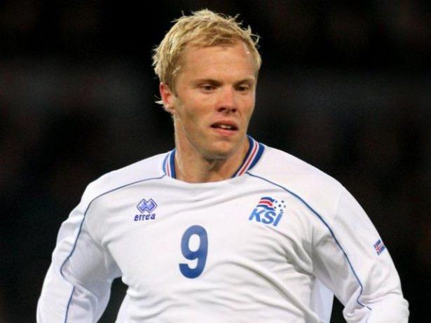 <p>Eski Fin futbolcu Sami Hyypia ve Chelsea'nin eski golcüsü Eidur Gudjohnsen babalarıyla aynı takımda oynama şansına erişen futbolculardan...</p>

