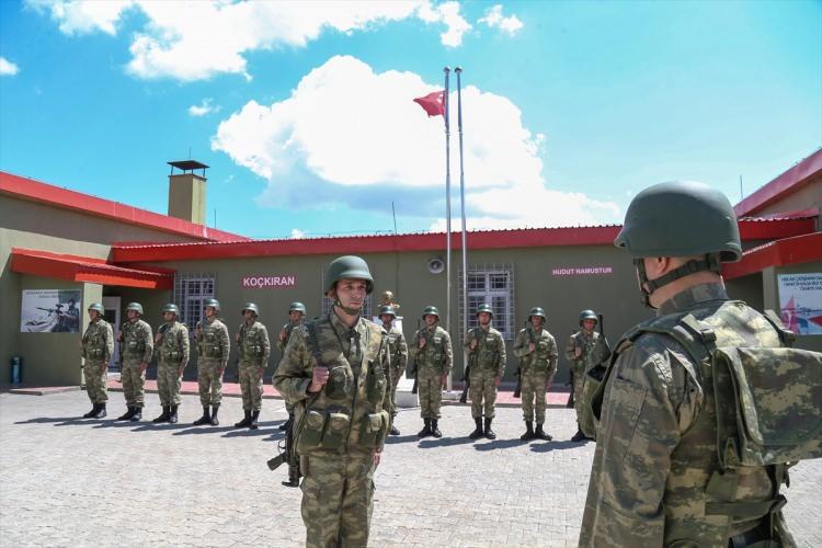 <p>Demir, ailesini çok özlediğini ancak bu özlemini ailesi gibi gördüğü komutanlarının ve silah arkadaşlarının desteği ile giderdiğini ifade etti.</p>
<p> </p>