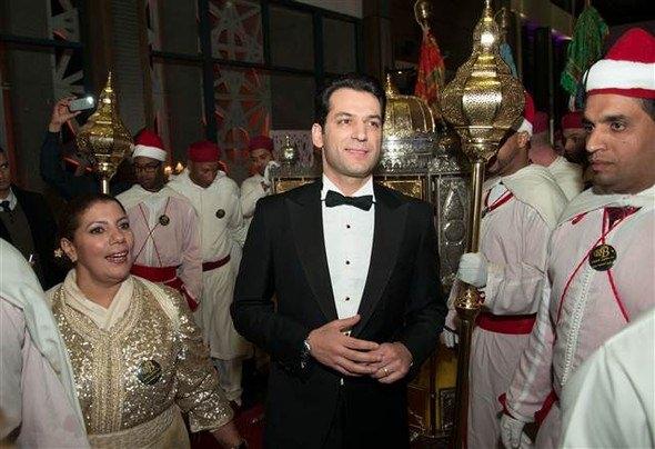<p>Düğüne, Türkiye'nin Rabat Büyükelçisi Ethem Barkan Öz de katılırken, Murat Yıldırım'ın yakın dostu Tolgahan Sayışman, Yıldırım'ı yalnız bırakmadı. </p>
