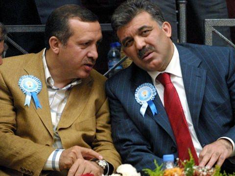 <p>Siyasi taraflar arasındaki gerginlik 2007’de en üst noktaya ulaştı. Geniş katılımla farklı şehirlerde gerçekleştirilen Cumhuriyet mitinglerinde hükümete sert tepki gösterilirken, Erdoğan ve Abdullah Gül’ün cumhurbaşkanlığı adaylığına karşı çıkıldı.</p>
<p> </p>