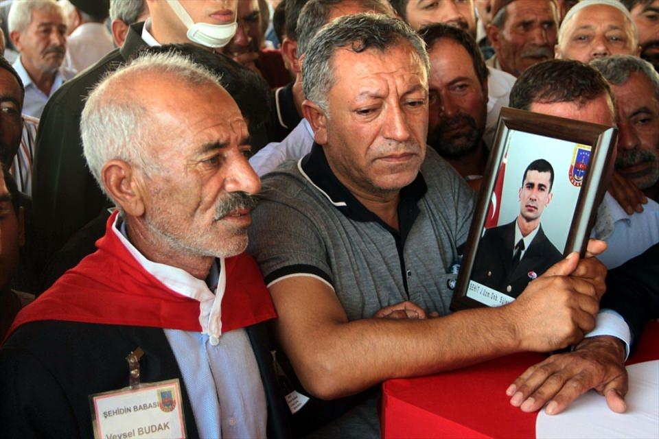 <p>Van'ın Çaldıran ilçesinin Tendürek Dağı bölgesinde şehit düşen Jandarma Uzman Onbaşı Süleyman Budak'ın cenazesi, memleketi Elazığ'da son yoluculuğuna uğurlandı. Şehidin naaşı İzzetpaşa Camisi'nde kılınan cenaze namazının ardından Salkaya köyüne bağlı Yılangeçiren mezrasında toprağa verildi. Şehit babası Veysel Budak (solda) ve kardeşleri tören boyunca büyük üzüntü yaşadı.</p>
