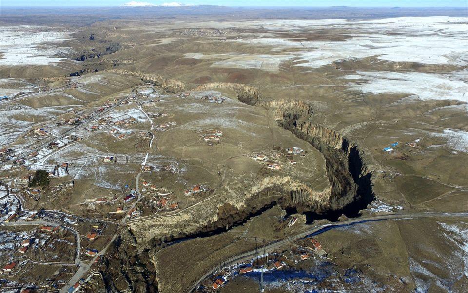 <p>'Ziyaretçi sayısında yıllık ortalama yüzde 20 civarında artış yaşanıyor. 2013 yılında 344 bin 418 turistin ziyaret ettiği Ihlara, 2014 yılında ise yüzde 27'lik bir artış ile 438 bin 903 turisti misafir etti. 2015'te ise bölgedeki turist sayısının düşmesine rağmen Ihlara Vadisi'ni ziyaret eden turist sayısı, önceki yıla göre yüzde 12'lik artışla 491 bin 380'e ulaştı.</p>