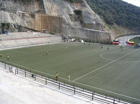 <p>Venezuela; Karakas StadyumuCrocodilos Spor Parkı'nda bulunan bu stadyum dağın yamacına otoyol kenarına inşa edilmiş.</p>
