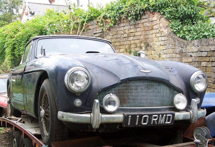 <p><span style="color:#FFA07A"><strong>200 BİN EDER Mİ?</strong></span><br />
<br />
Bu otomobilin tam adı 1958 Aston Martin DB2/4 MkIII. Ve Aston Martin'in eski sahibi David Brown'a ait.</p>
