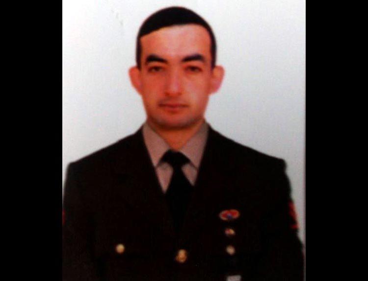 <p><strong>UZMAN ÇAVUŞ OKTAY DURAK - YOZGAT</strong><br />
<br />
Fırat Kalkanı Harekatı'nda çıkan çatışmada şehit olan askerlerden Piyade Uzman Çavuş Oktay Durak’ın şehadet haberi, Yozgat’ın Çalıyıralan ilçesine bağlı Çukurören köyündeki ailesine ulaştı.</p>
