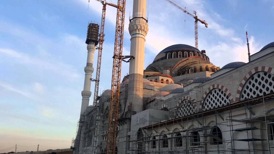 <p>14 bin metrekare halı döşenecek.</p>