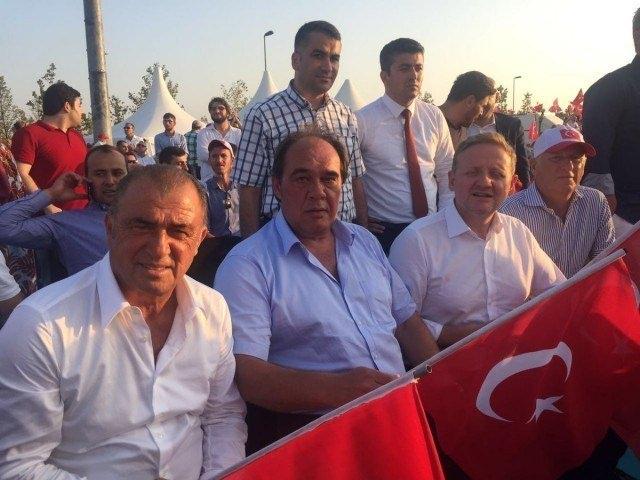 <p>Arda Turan, Burak Yılmaz, Ahmet Çalık, Gökhan Töre gibi isimler mitingin önemine değinerek, "Tek millet tek yürek" mesajı verdiler. Kulüpler de resmi hesaplarından tarihe geçen miting için önemli mesajlar yayınladılar. Sosyal medyadaki vatandaşlar, bu mesajlarla paylaşım rekoru kırdı...</p>