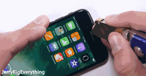 <p>Bir falçata ile telefonunuzu test etmek iyi bir fikir olmayabilir.</p>

<p> </p>
