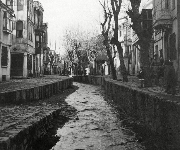 <p><strong>Ortaköy Dereboyu Caddesi Ortaköy Deresi iken.. 1944..</strong></p>

<p>Ulustan başlayan dere Ortaköyü boydan boya geçerek denize dökülürdü.. Çırağan Sarayı yapıldığında bu bölgede nüfus artınca dere duvarlarla islah edilmişti.. Resimde derenin bu halini görüyorsunuz..<br />
1970 yılında Boğaziçi Köprüsü projesi dahilinde üstü kapatıldı, Dereboyu Caddesi oldu.. Şimdi derenin suyu aynı Beşiktaştaki Ihlamur Deresi gibi yolun altından denize ulaşıyor..</p>
