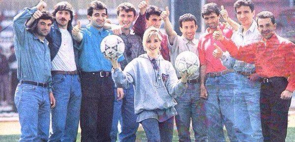 <p>Beşiktaşlı futbolcular ve Yonca Evcimik'ten mesaj var : "Aboneyiz abone,Şampiyonluğa abone" (1992)</p>
