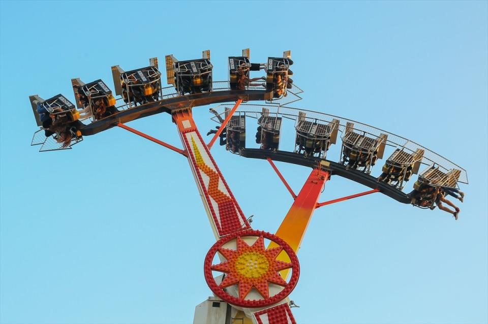 <p>Yaklaşık yarım asırdır hizmet veren lunaparkta çarpışan oto, tsunami, radar, dönme dolap, perili şato, kamikaze, elma kurdu gibi oyuncaklarda yetişkinler de çocukların eğlencesine ortak oluyor. </p>