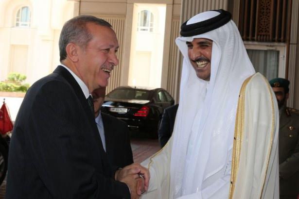 <p>Emirlik Divanı'ndaki resmi karşılama töreninde iki ülke milli marşlarının çalınmasının ardından, Erdoğan ve Şeyh Temim bin Hamad askeri tören kıtasını selamladı.</p>
