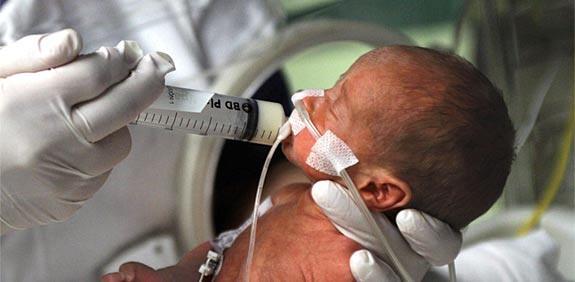 <p>Her hastalıkta olduğu gibi bu durumda da erken davranmak önemlidir. Bebek doğar doğmaz <strong>''Yenidoğan yoğun bakım ünitesine''</strong> alınıp sıkı kontrol altında olmalıdır.</p>