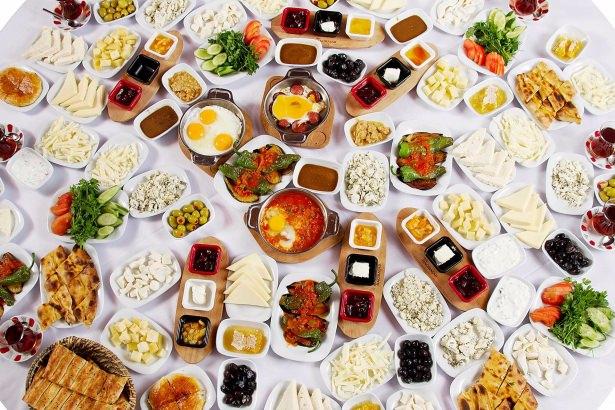 <p>Türk kahvaltısı</p>

<p>Türk kahvaltısı denince akla peynir, zeytin, tereyağı, reçel, yumurta ve çay geliyor ama dünya güne farklı kahvaltı sofralarıyla uyanıyor. </p>
