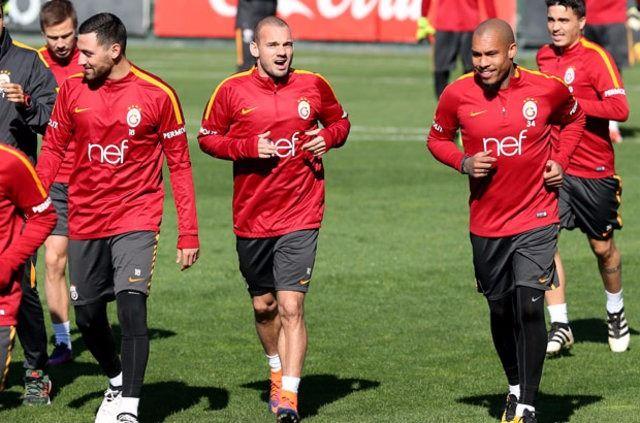 <p>Başakşehir maçının hazırlıklarını sürdüren Galatasaray'ın önceki günkü idmanında ısınma koşusu sırasında 2 tur atıldıktan sonra Sneijder kondisyonere müdahale etti.</p>
<p> </p>