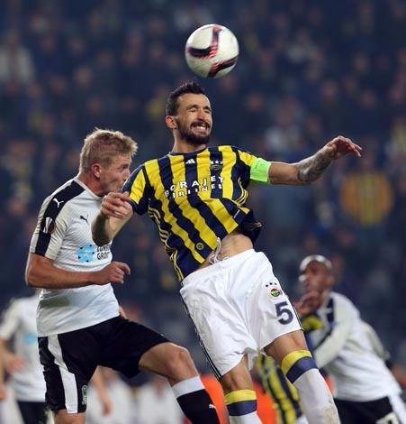 <p><strong>Smolov: Devre arası özür diledim</strong></p>

<p>Rusya liginde gol krallığı yarışını önde götüren ve ülkede yılın futbolcusu seçilen Fedor Smolov yaptığı açıklamada, kaçırdığı karşı karşıya pozisyon için itirafta bulundu. Takımının tek golünü atan ancak ilk yarıda yüzde yüzlük bir fırsatı ise gole çeviremeyip topu Volkan'a isabet ettiren Smolov, "Aslında orada köşeye vurmalıydım. Bu yüzden devre arasında arkadaşlarımdan özür diledim" dedi.</p>
