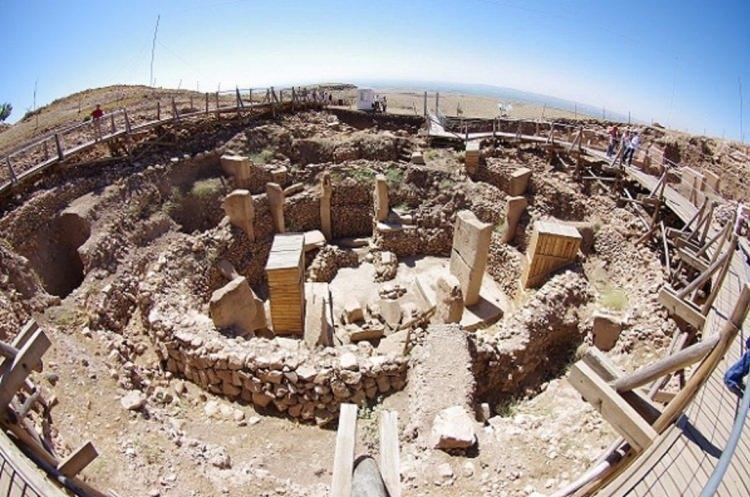 <p>Göbekli Tepe</p>
<p>Göbekli Tepe'deki kazılara kadar bilim dünyası, göçebe küçük gruplar halinde örgütlendiği düşünülen avcı - toplayıcı toplulukları oldukça basit standartlarda yorumlamıştı. Ancak kazılarda ortaya çıkan, bir kült merkezi olarak anıtsal boyutlarda mimari, büyük taş yontular, sembolik motifler ve stilize edilmiş canlandırmalar, en azından bu bölgedeki toplulukların oldukça gelişkin ve çok yönlü bir sosyal yapıya sahip olmaları gerektiğini göstermektedir. Göbekli Tepe'de ortaya çıkarılan bütün bu buluntular böylesi faaliyetleri gerçekleştirebilmek için kalabalık grupları bir araya getirmedeki organizasyon gelişkinliğinin, kişisel sanatsal becerilerin ve ritüel itkilerin, bir çeşit sanat anlayışının ve arayışının varlığını ortaya koymaktadır. Bu bulgular ışında bilim dünyası, avcı - toplayıcı toplulukların sosyokültürel yapısı hakkındaki hakim görüşleri gözden geçirmek zorunda olmaktadır.</p>