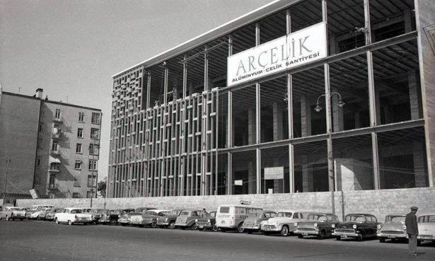<p>1960... AKM inşaatı devam ediyor.. Arçelik inşaatın aluminyum cephe kaplama işini üstlenmiş..</p>
