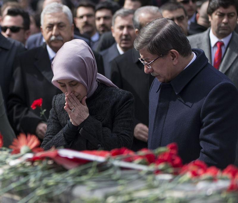 <p>Başbakan Ahmet Davutoğlu, Ankara'da, 13 Mart'ta terör saldırısının meydana geldiği alana karanfil bıraktı. Bu esnada duygulanan Sare Davutoğlu gözyaşlarını tutamadı.</p>

<p> </p>
