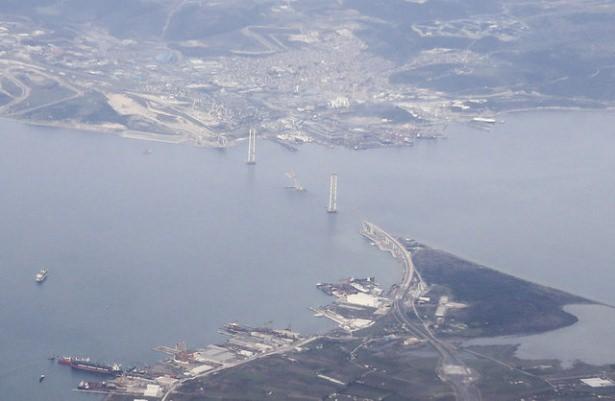 <p>Yıldırım, İzmir Körfez Geçiş Projesi'ni İstanbul'un boğaz geçişi ve Marmaray projelerine benzeterek, ikisinin bir arada yer alacağı bir kısmı deniz altından bir kısmını da denizin üzerinde köprü şeklinde planlandığını anımsattı.</p>