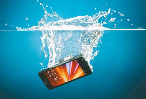 <p><strong>Telefonu kapatın</strong></p>

<p>En öncelikli yapmanız gereken telefonu kapatmak olacaktır. Sızan su, telefon açık olduğu taktirde, çalışan mekanizma ısısı nedeniyle içeri doğru diğer parçalara hızlı yayılabilir.</p>

<p> </p>
