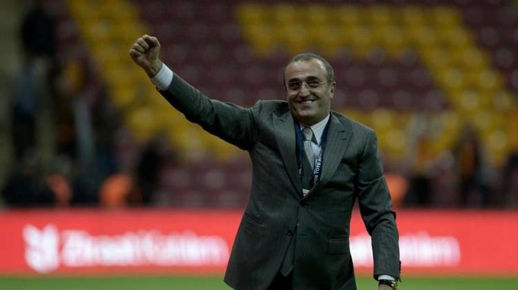 <p>Abdurrahim Albayrak: "Keşke Play-off olmasaydı. Play-off olmasaydı biz şimdi şampiyonluk kutlamalarına katılıyorduk. Tekrar şimdi en yakın rakibimizden 9 puan ve 22'şer puan önde olduğumuz rakiplerimizle maç yapıyoruz. İnşallah önümüzdeki yıl olmaz. Onun için dua ediyorum"</p>
