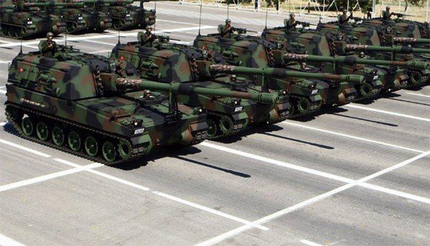 <p>MODERN ‘SEYİT ONBAŞI’</p>

<p> </p>

<p>Türk Silahlı Kuvvetleri bünyesindeki özel olarak eğitilmiş kalite kontrol personeli tarafından test edilen ve ‘Modern Seyit Onbaşı’ olarak adlandırılan Poyraz Mühimmat Aracı, tüm aşamaları başarıyla geçmesinin ardından merkezde bulunan dünya standartlarındaki pistte test ediliyor. </p>
