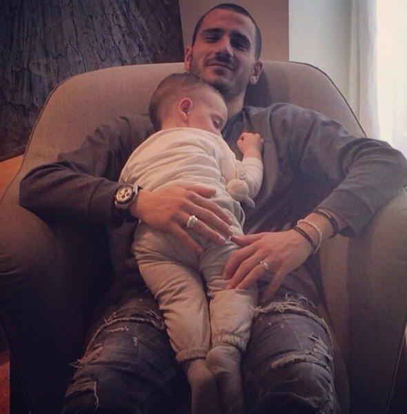 <p>Leonardo Bonucci ve oğlu Lorenzo</p>