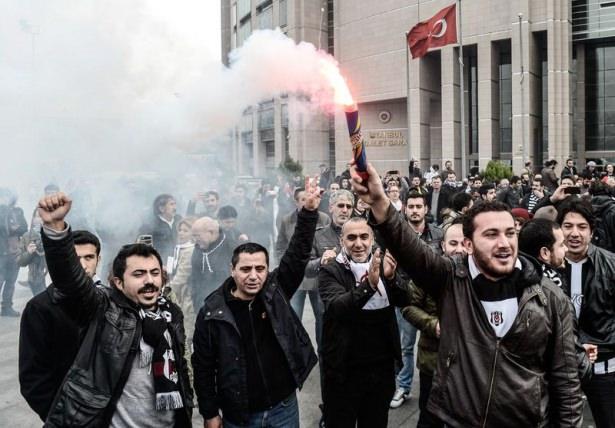 <p>Duruşma &ouml;ncesi sloganlar atıp marşlar s&ouml;yleyen taraftarlar, &ccedil;ektikleri g&ouml;r&uuml;nt&uuml;leri paylaştı.</p>

<p>​</p>
