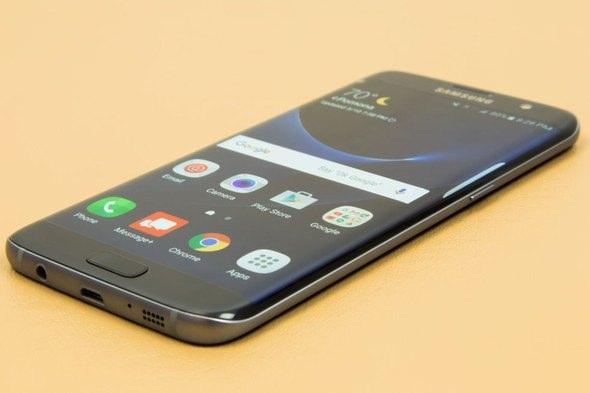 <p><strong>Samsung Galaxy S7 edge</strong><br />
<br />
Ekran boyutu: 5.5 inç<br />
Ekran çözünürlüğü: 1440x2560 (QHD)</p>
