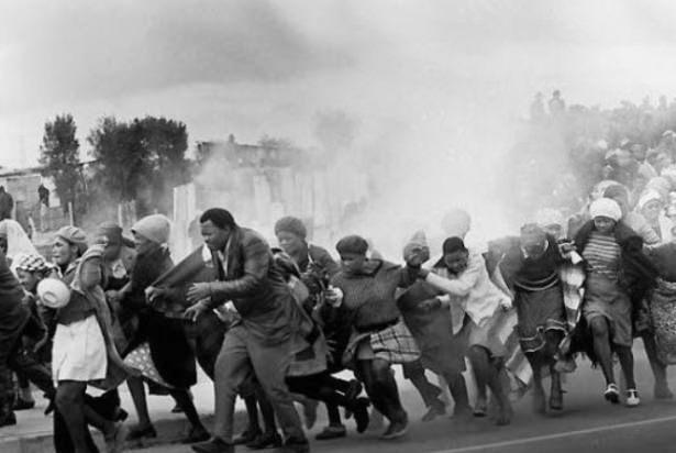 <p>1977 Leslie Hammond, Güney Afrika</p>

<p>Güney Afrika'da evlerinin yıkılmasını protesto eden halka polis gözyaşartıcı bombayla yanıt veriyor. Gözyaşartıcı bomba etkisini yakından hisseden Hammond, sadece birkaç poz çekebiliyor.</p>
