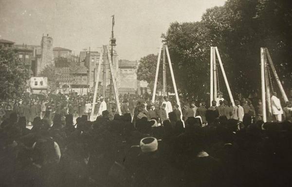 <p>31 Mart olayları sonrası halka ibret olsun diye Sultanahmet Meydanın'da toplu idamı görüyorsunuz.Kısaca zamanında bu deyim gerçeğe dönüştürülmüş.</p>

<p> </p>
