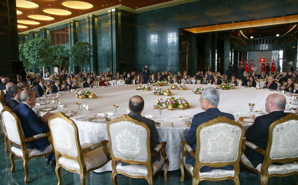 <p>Cumhurbaşkanı Recep Tayyip Erdoğan, Cumhurbaşkanlığı Külliyesi'nde Büyükelçiler Konferansı dolayısıyla öğle yemeği verdi.</p>

<p> </p>
