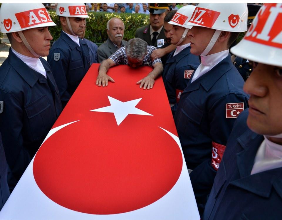 <p>Van'ın Çaldıran ilçesinde terör örgütü PKK'ya yönelik sürdürülen operasyonda şehit düşen Uzman Çavuş Ali Doğukan Kılınç, memleketi Eskişehir'de son yolculuğuna uğurlandı.</p>
