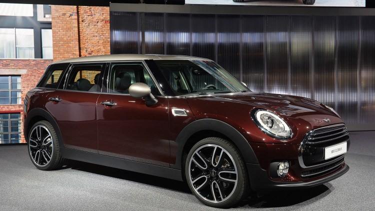 <p><strong>MINI CLUBMAN</strong><br />
Mını Clubman iki parçalı ve yana açılan bagaj kapıları ile özgünlüğünü koruyor. Model küçükbir station veya kompakt hatchbacak algıları yaratıyor. Bagaj hacmi 360-1250 lt.Yılın lk çeyreğinde satışa sunulacak.</p>