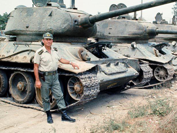 <p>Kıbrıs Türk Kuvvetleri Alayı Komutanı Kur.Alb.Mustafa Katırcıoğlu ve Ele Geçirilen Rum Tankları</p>
<p> </p>