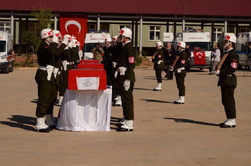 <p>Korucubaşı Adnan Durak, eşi ve biri 3 aylık diğeri 3 yaşında iki çocuğunun gözleri önünde Girmeli Aile Sağlık Merkezi'nde teröristlerce pusuya düşürülerek şehit edilmişti.</p>

<p> </p>

