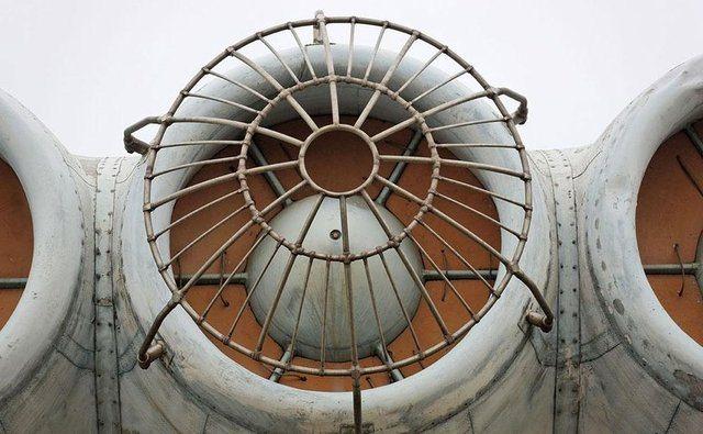 <p>Canavar, aslında Sovyet lideri Nikita Kruscev'in yakın arkadaşı Aerodinamik Uzmanı Rostislav Alekseyev'in geliştirdiği ve Ekranoplan olarak isimlendirdiği yeni bir tür hava taştıydı.</p>
<p>Ekranoplan, sürekli olarak denizin 15-20 metre kadar üzerinde uçuyor, hızlı hareket edebiliyor ve daha az yakıt tüketiyordu.</p>
<p> </p>