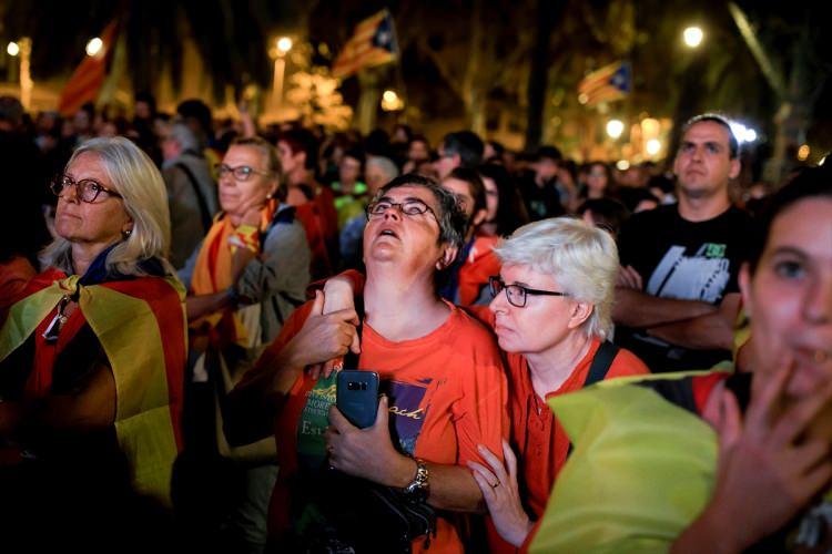 <p>İspanya'nın doğusundaki Katalonya Özerk Yönetim Hükümeti Başkanı Carles Puigdemont (fotoğrafta), bağımsızlık ilanını askıya aldıklarını açıkladı. </p>

