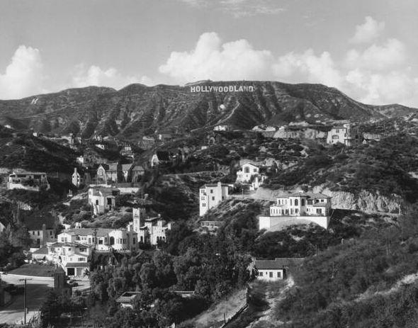 <p>Şu an sadece Hollywood yazan Los Angeles'teki meşhur tabela, orijinalinde Hollywoodland'di. 1949</p>

<p> </p>
