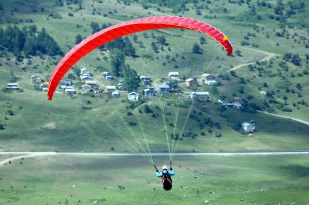 <p>Fethiye'de her yıl binlerce yerli ve yabancı turistin uçuş yaptığı yamaç paraşütü, Muğla turizmini gökyüzünden dünyaya tanıtıyor. </p>
