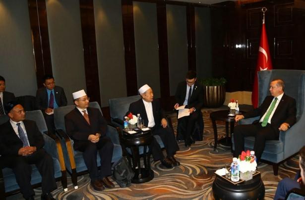 <p>Cumhurbaşkanı Recep Tayyip Erdoğan resmi temaslarda bulunmak üzere gittiği Çin'de, Çin İslam cemiyeti temsilcileri ile görüştü.</p>
