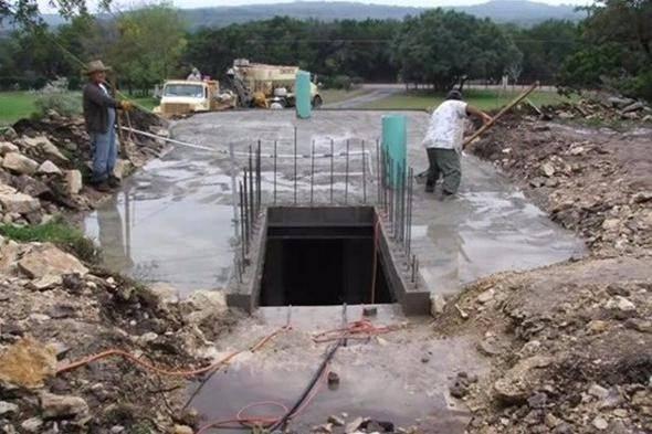 <p>Adam sığınağı inşa etmek i&ccedil;in &ouml;nce b&uuml;y&uuml;k bir &ccedil;ukur oluşturdu.</p>

<p>&nbsp;</p>
