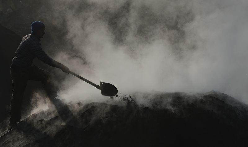 <p>Odunların beşte bir miktarında kömür verdiğini anlatan Doğru, "Bir ton odundan 200 kilogram kömür çıkar. En fazla 60 ton odun çatıp yakabiliyoruz. Mevsim de önemli. Kış mevsiminde biraz küçük toraklar yapıyoruz. Üç tonluk ocak, bir haftada, beş tonluk ocak, 10-12 günde yanar" diye konuştu.</p>

<p> </p>
