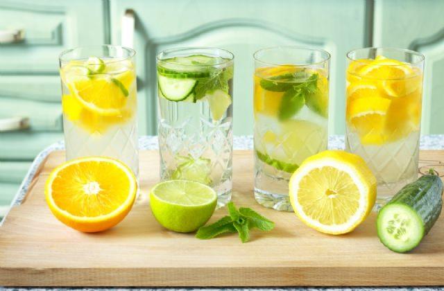 <p>Limonlu su karaciğerin temizlenmesine ve sindirim sisteminin hızlanmasına yardımcı olurken vücudun gerekli olan su ihtiyacını karşılamaya yardımcı olur. Bunun yanında gün içinde bol bol su tüketmeye özen gösterin.</p>