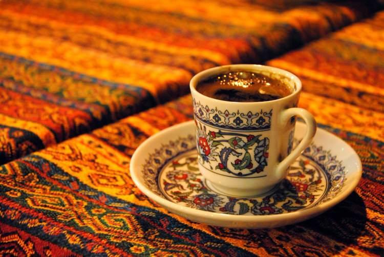 <p>Brezilya ve Orta Amerika menşeili, arabica türü, yüksek kaliteli kahve çekirdeklerinden harmanlanan ve tercihen kömür ateşinde ağır ağır, titizlikle kavrulan Türk Kahvesi, çok ince öğütülür. Bir cezve yardımıyla su ve isteğe göre şeker ilave edilerek pişirilir, bir fincan kahveye iki çay kaşığı kahve atılır. Küçük fincanlarla servis yapılır.</p>

<p> </p>
