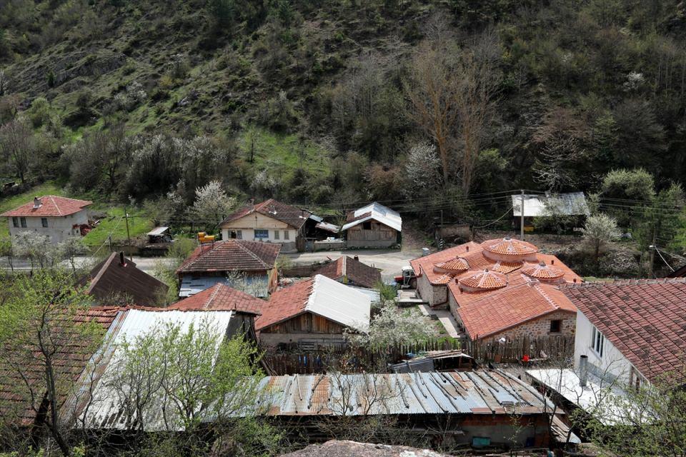 <p>Bolu'nun Yeniçağa ilçesine bağlı Eskiçağa köyünün sakinleri, dağdan yuvarlanan kayalar nedeniyle korku içinde yaşıyor. Köylüler ya kayaların kaldırılmasını ya da köyün taşınmasını istiyor.</p>

<p> </p>
