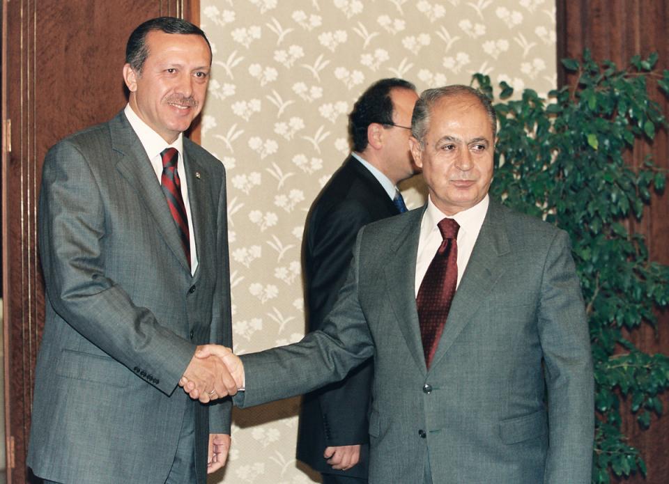 <p>Cumhurbaşkanı Sezer, Adalet ve Kalkınma Partisi (Ak Parti) Genel Başkanı Recep Tayyip Erdoğan'ı Çankaya Köşkü'nde kabul etti.<br />
<br />
- 7/11/2002</p>
<p> </p>
<p> </p>