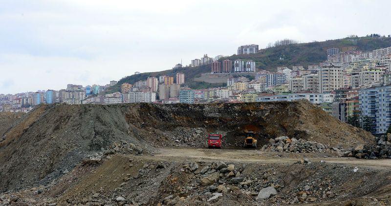 <p><strong>Gülcemal Dolgu Projesi</strong></p>
<p>Trabzon'da Akyazı Stadı ve Spor Kompleksi için yapılan dolgu alanının bitişiğinde hayata geçirilecek "Gülcemal Dolgu Projesi", kent merkezindeki Beşirli ve Kemarkaya mahalleleri arasındaki sahilde yapılacak.</p>